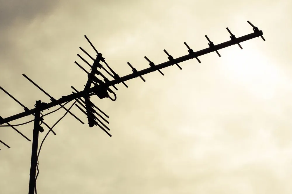 Antena de tdt y cielo, instalada con el servicio de antenista lleida