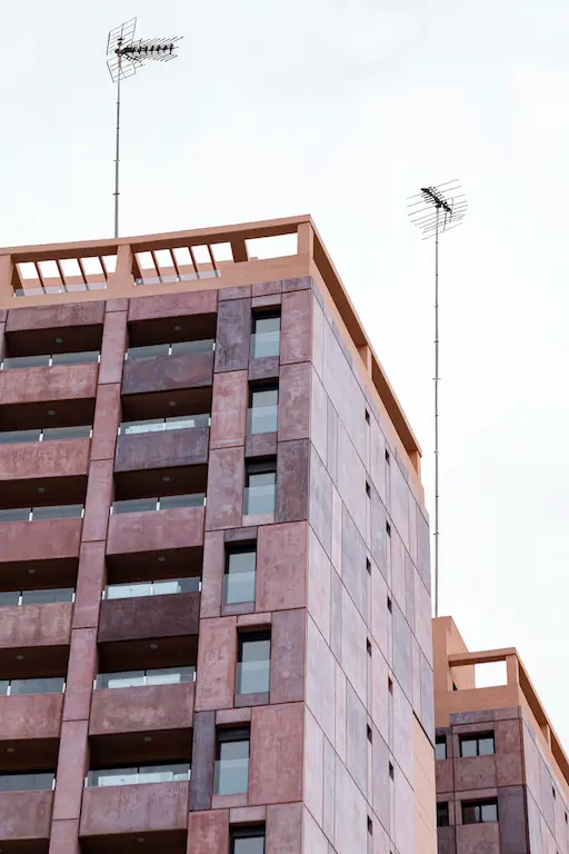 Edificio comunitario, antena colocada con el servicio de antenista lleida comunidad