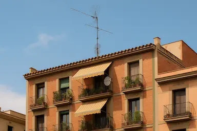 Edificio con antena colectiva, instalada con el servicio de antenista lleida comunidad