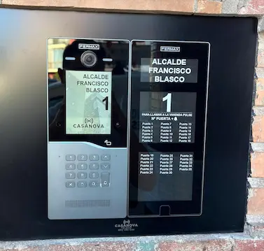 Portero automático videoportero por comunidad, colocado por nosotros con el servicio antenista barcelona